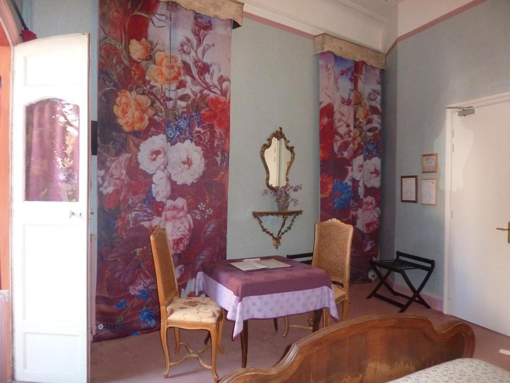 Hôtel du Fiacre Carpentras Quarto foto