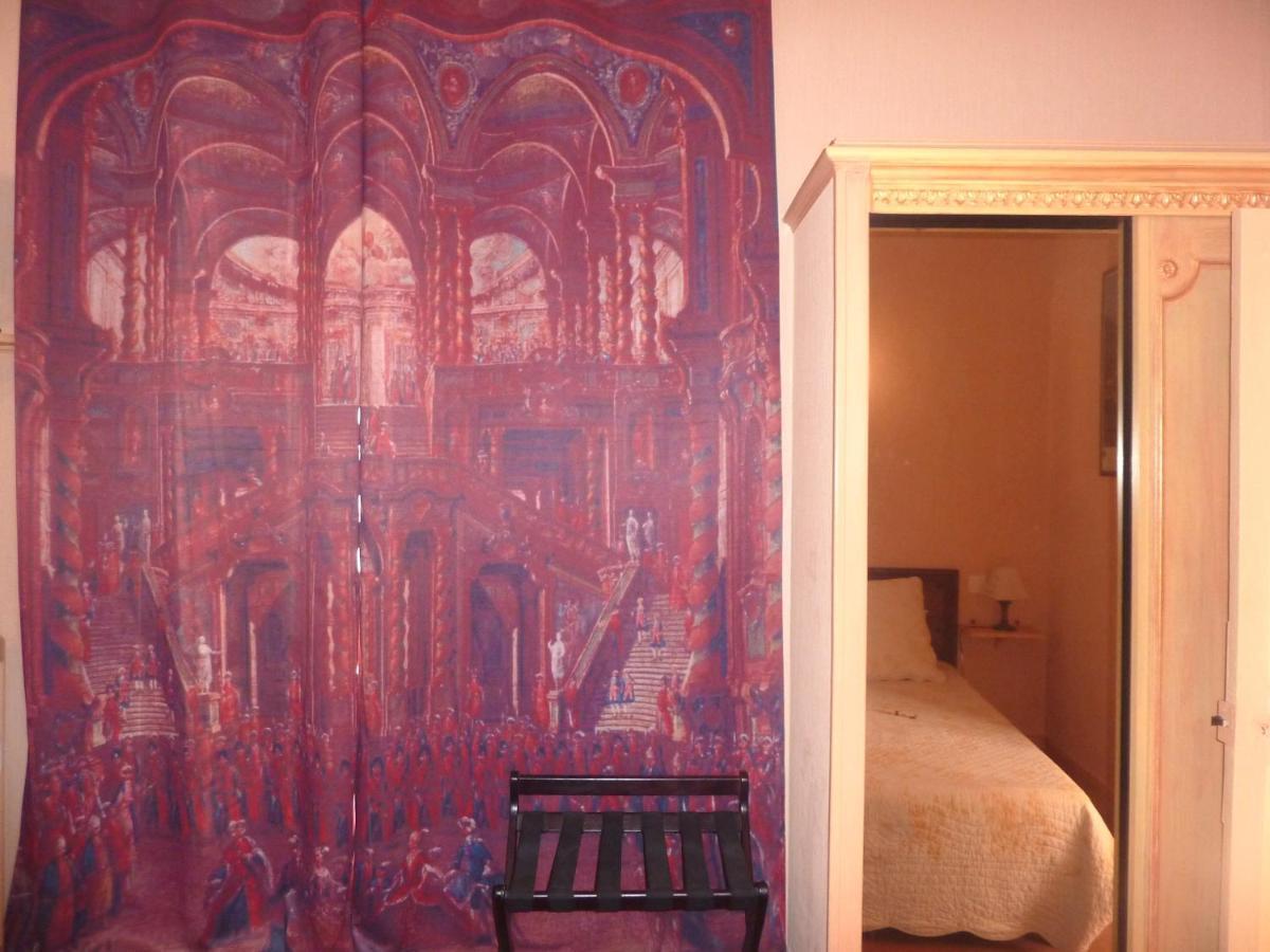Hôtel du Fiacre Carpentras Quarto foto