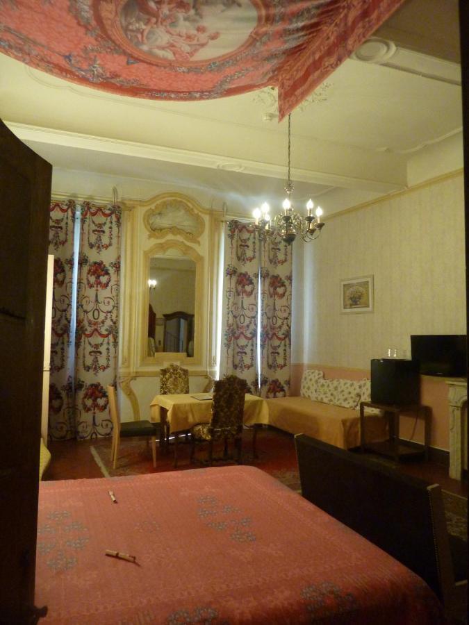 Hôtel du Fiacre Carpentras Quarto foto